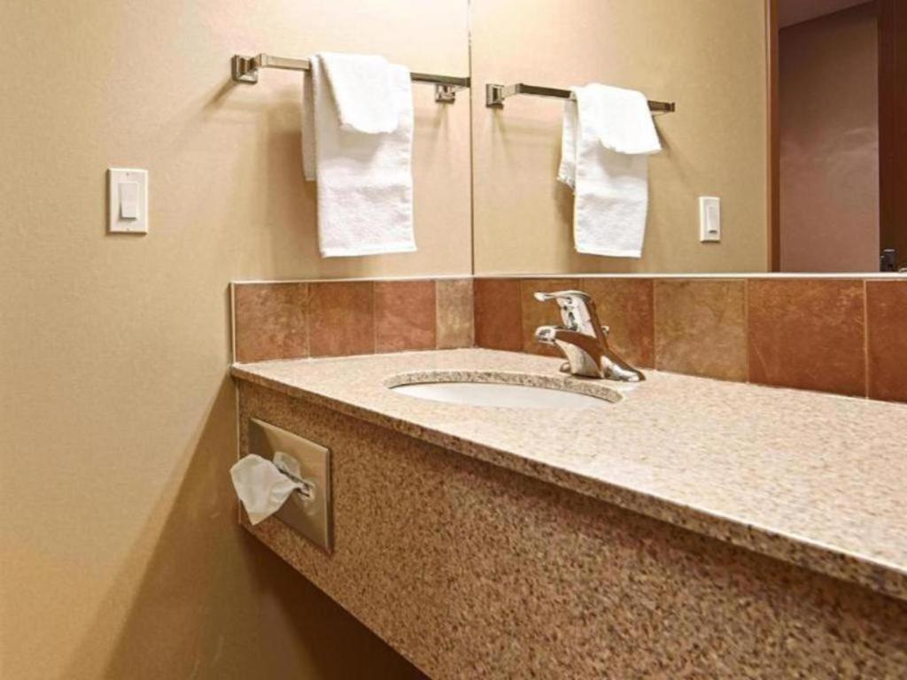 Best Western Diamond Inn Three Hills Ngoại thất bức ảnh